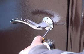Замена дверной ручки металлической двери в Ханты-Мансийске