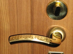 Замена дверной ручки входной двери в Ханты-Мансийске